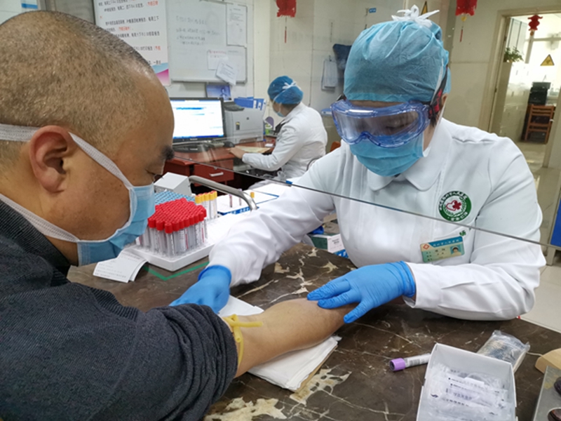 杨阳正在为病患抽血化验