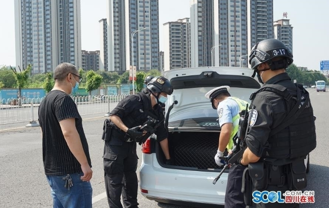 30余斤负重巡逻,60℃地表体能训练 看德阳特警的超燃夏天